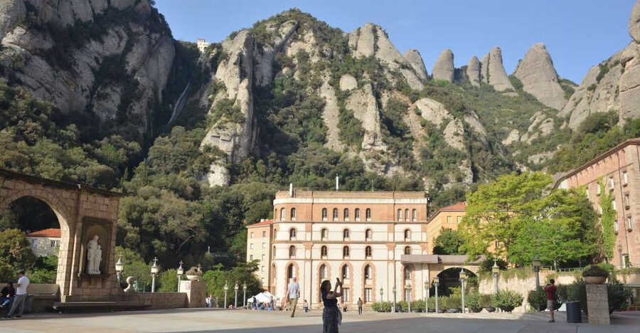 From Barcelona: Private Montserrat and Boutique Winery Tour - The 3-course Catalan lunch at the mountain base