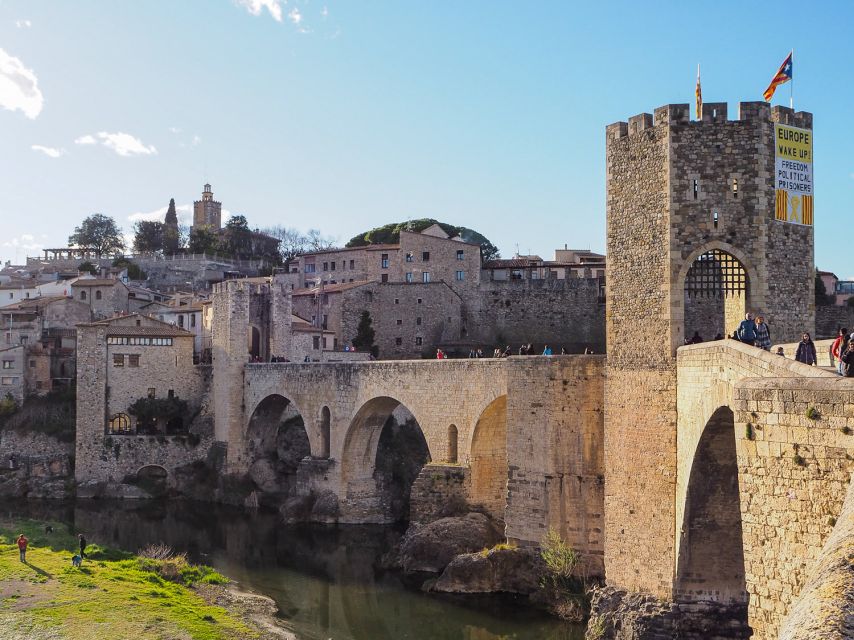 From Girona: Besalú, Banyoles & Historical Garrotxa Day Trip - Castellfollit de la Roca: houses perched on basalt rock