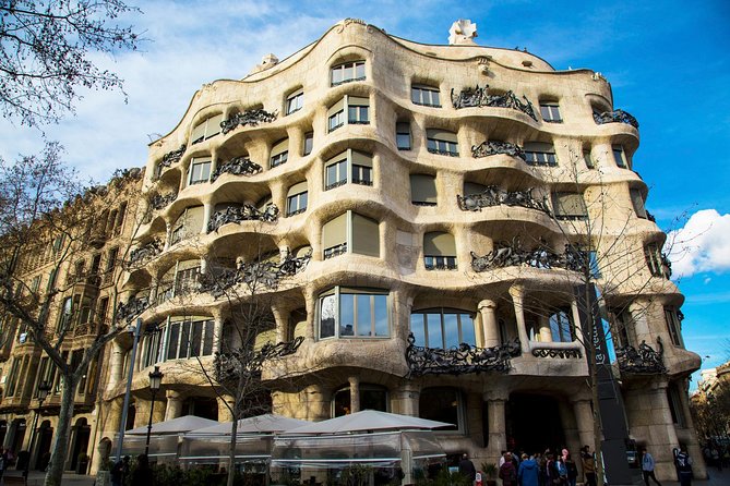 Full-Day Private Tour with Sagrada Familia and Paella - Montjuïc cable car and the MNAC viewpoint for big payoffs