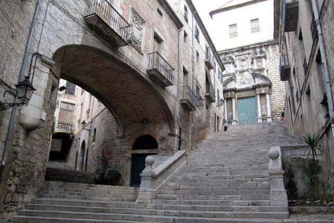 Game Of Thrones Walking Tour in Girona - Meeting at Plaça de Sant Feliu and Getting Oriented Fast
