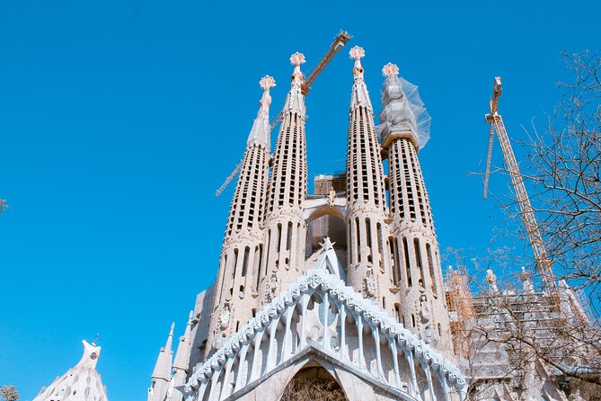 Gaudi and La Sagrada Familia Exterior Self-Guided Audio Tour - Logistics That Matter: Finding the Right Place (Without a Guide)