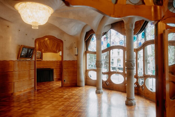 Gaudi Casa Batlló Pre Opening Tour &Skip-the-Line Sagrada Familia - The Passeig de Gràcia modernist stroll: connect the dots without a map headache