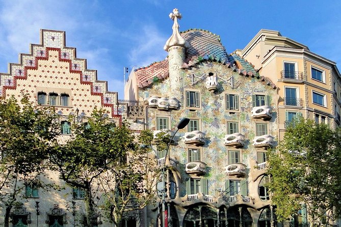 Gaudi's Modernist Legacy: Small Group Walking Tour - A Quick Story Break: St George and Symbolism Between Buildings