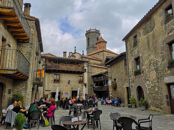 Girona, Medieval Villages & Lunch with Lake Views from Barcelona - Private Guide in Action: When Explanations Stay Human
