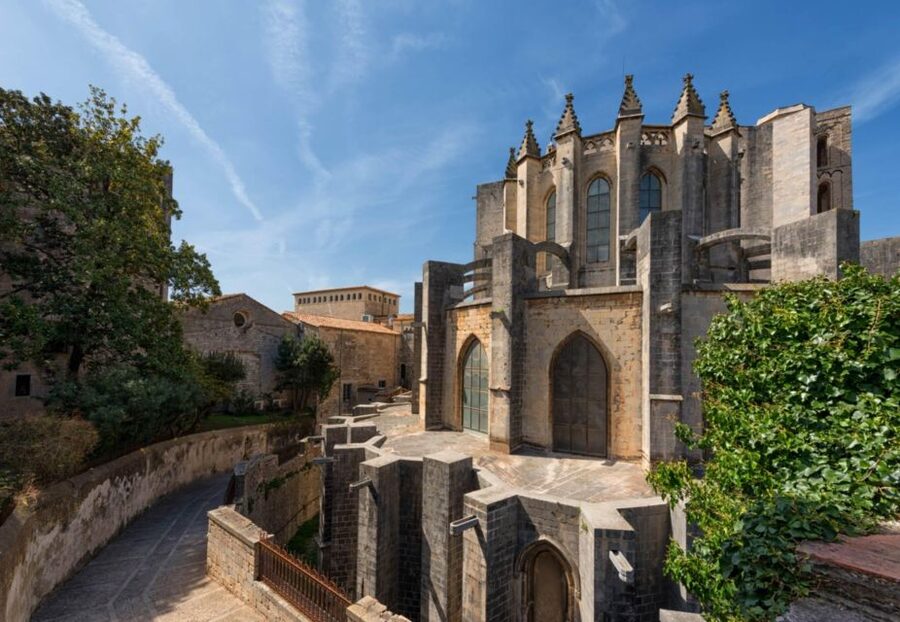 Girona: Self-guided Audio City Tour on Your Phone - Start strong: Pl. de la Independència and the story behind the walk