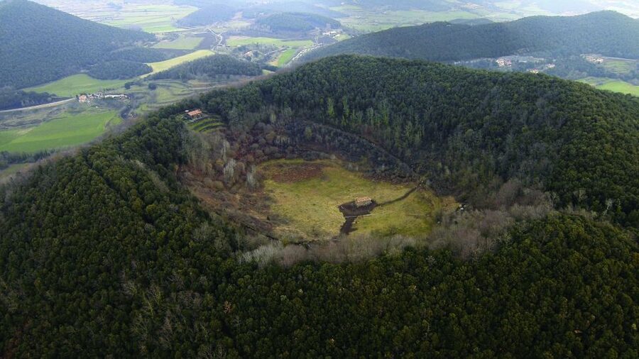 Girona: Volcano Area, Besalú, and Banyoles Lake Tour - The day plan: how you move from volcano to villages to Banyoles