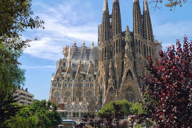 Golden Hour in Gaudi's Sagrada Familia with expert Guide - Who This Tour Suits Best (and Who Might Skip It)