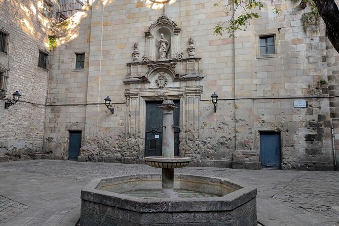 Gothic Quarter and Gaudí Small-Group Tour - Group size, pace, and how weather changes your day