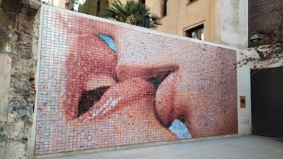Gothic Quarter & Gaudí's Treasures Small-Group Tour - Eixample in 20 minutes: understanding the grid before Gaudí