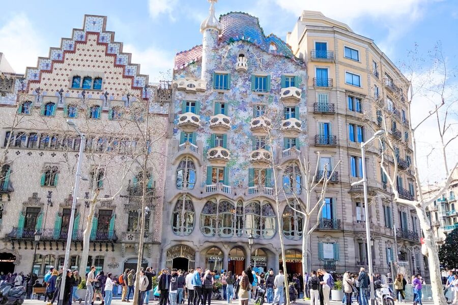 Gothic Quarter & Gaudí's Treasures Small-Group Tour - Finding the group: Starbucks meet point and a route that moves