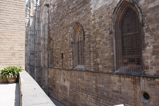 Gothic Quarter Insights & Tapas Experience - Catedral de Barcelona and Portal del Bisbe: medieval walls, gates, and water