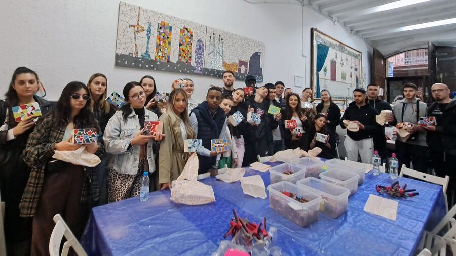 Guided Gaudí’s Trencadís Mosaic Workshop in Barcelona - Your Trencadís lesson, explained without the art-school stress