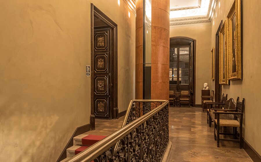 Guided Tour at Catalonia's Royal Academy of Medicine - How the guide connects science names to real rooms