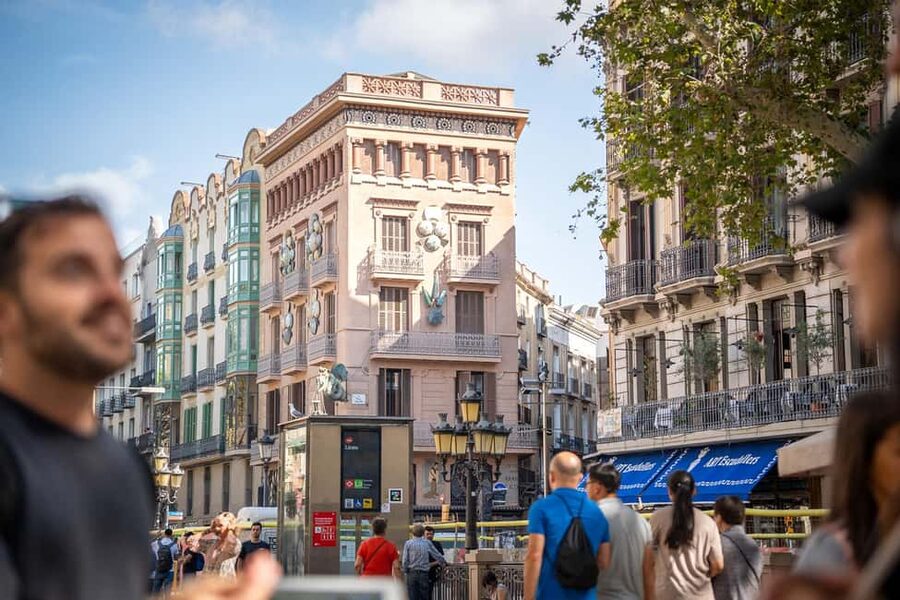 Guided tour of Barcelona in French (Old Town & Instagram spots) - Meeting at Plaça Reial: where the tour starts strong