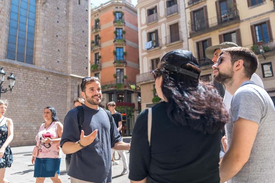 Guided tour of Barcelona in French (Old Town & Instagram spots) - Plaza San Jaume: civic Barcelona and Catalan identity