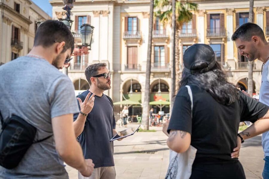 Guided tour of Barcelona in French (Old Town & Instagram spots) - French (and Spanish) guidance that stays practical