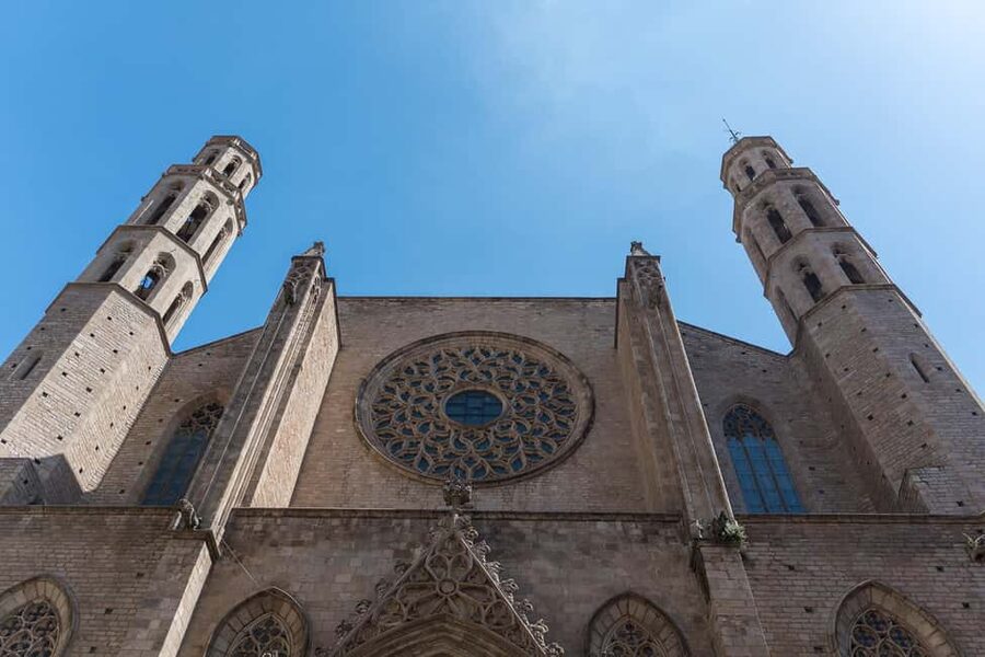 Guided tour of Barcelona in French (Old Town & Instagram spots) - Kids, accessibility, and how the tour handles real-life needs