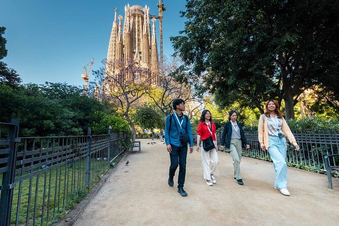 Guided Visit Tour to Sagrada Familia - Getting there: meeting point, mobile ticket, and smooth boarding