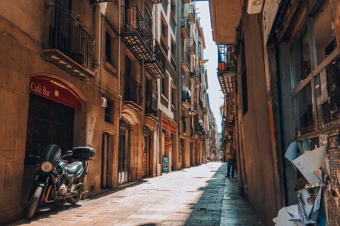 Introduction to Barcelona's Old Town Gothic Quarter Walking Tour - Where you start: Edifici de Correus and the art of noticing