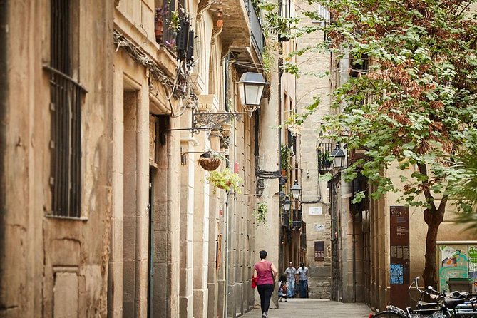 Jewish Quarter of Barcelona Private Tour with Hotel Pick-up - Placa del Rei and Roman walls: Barcelona’s layers show up fast