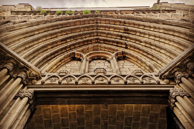 Kickstart Barcelona Private Tour. City Highlights for newcomers - Barri Gòtic: Portaferrissa street, a fountain, and the feeling of old Barcelona