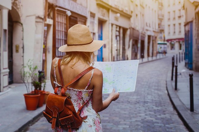 Kickstart Barcelona Private Tour. City Highlights for newcomers - Plaça Reial and its Gaudí streetlamps