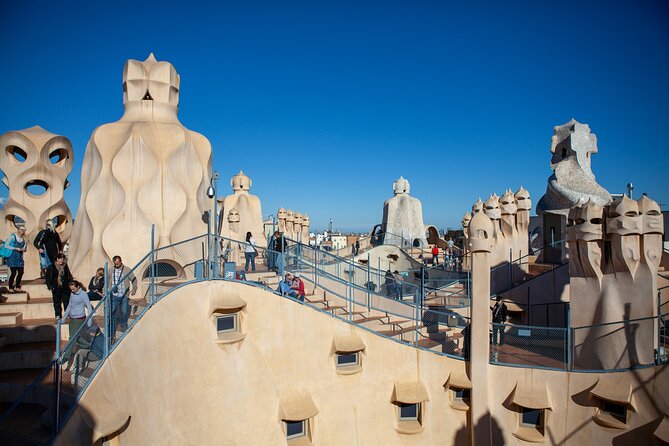 La Pedrera Skip-the-Line Local Guided Tour: Beyond the Postcard - La Pedrera façade and rooftop: where natural form becomes architecture