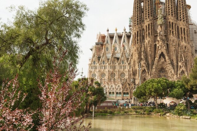 Max 6 People Full-Day Tour Barcelona, Sagrada Familia, Parc Guell - Lunch Break in Barcelona: Free Time, Not Included