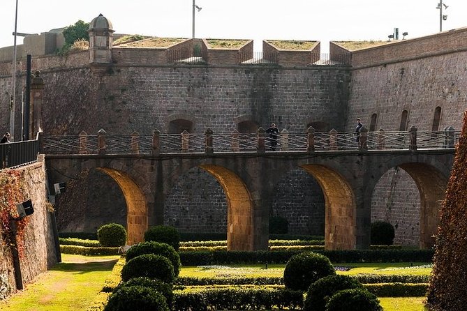 Montjuïc Cable Car & Magic Fountain Barcelona Private Tour - The castle tower: 360° views and a clear-day bonus