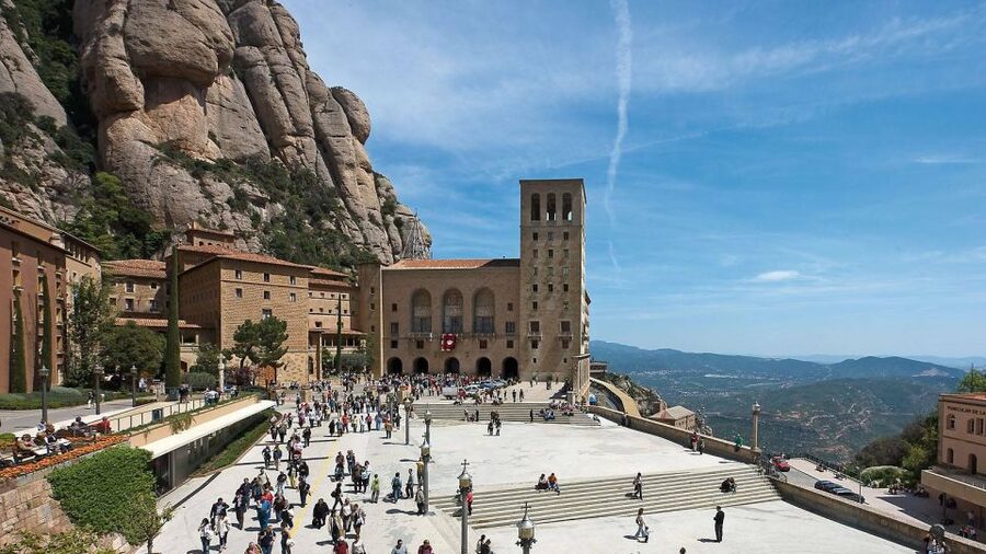 Montserrat: Morning or Afternoon Half-Day Trip with Pickup - The walking tour: how a guide improves the hike without making it hard