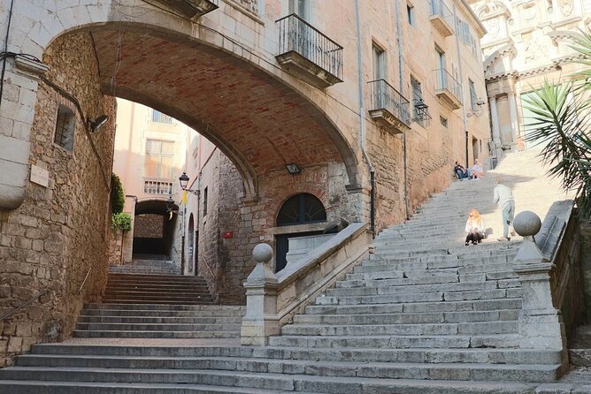One Hour Game of Thrones Tour - Starting At Plaça de la Independència: Don’t Lose Time in the Confusion Zone
