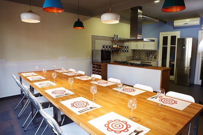 Paella Class & Bottomless Wine: Las Ramblas Views - The cooking flow: from apron on to dinner plate