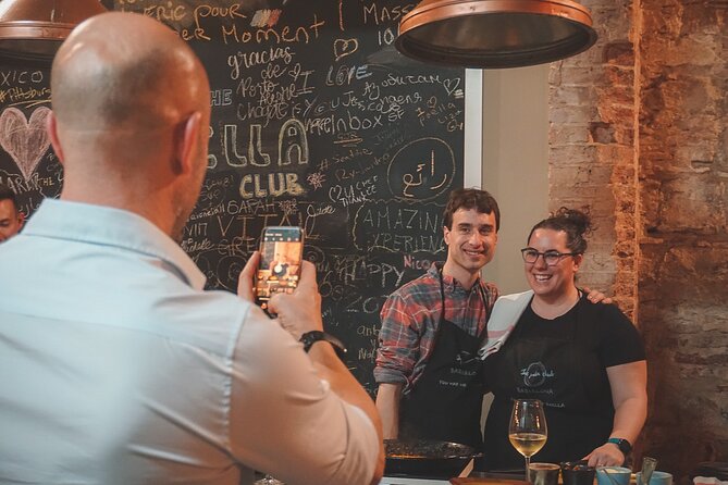 Paella Experience and Bottomless Wine in Barcelona - Cava Welcome and Chef Intro: Where the Night Gets Set Up