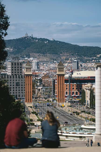 Panoramic Barcelona: Montjuïc, Cable Car, and Beach - The harbor ride to Columbus monument: a short nautical moment