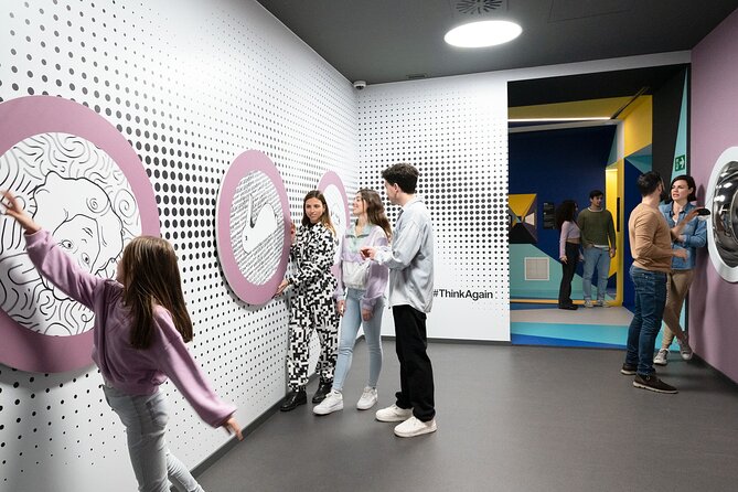 Paradox Museum Barcelona - Getting there with a mobile ticket and easy transit access