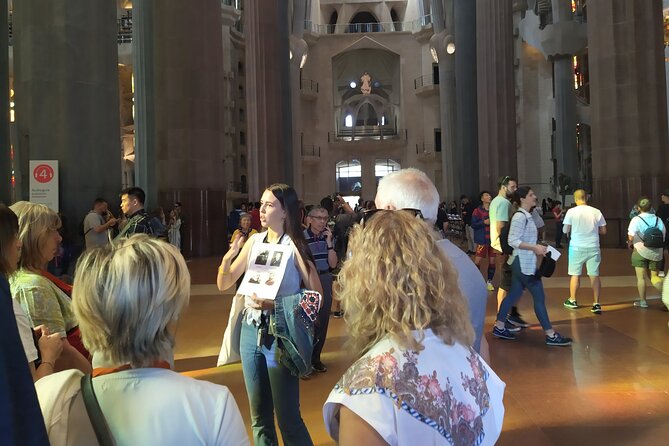 Park Guell and Sagrada Familia Tour in Barcelona - Group size and the bilingual language factor