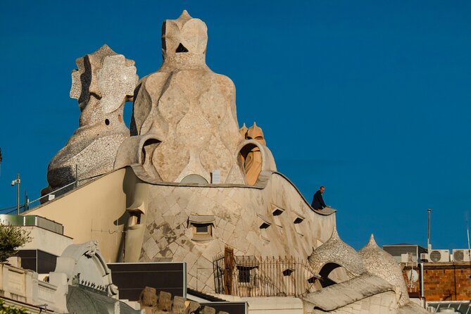 Photo Walking Tour Sagrada Familia and Gaudí in Barcelona - Where you start on Passeig de Gràcia, and where you end on a streetlamp