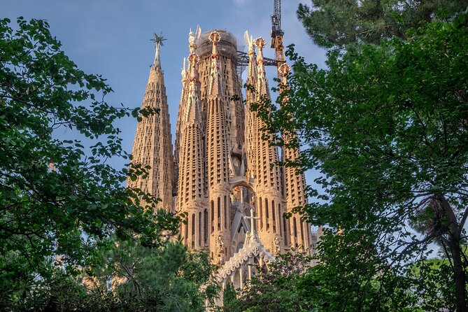 Photo Walking Tour Sagrada Familia and Gaudí in Barcelona - Casa Batlló without entering: angles, texture, and storytelling from the street