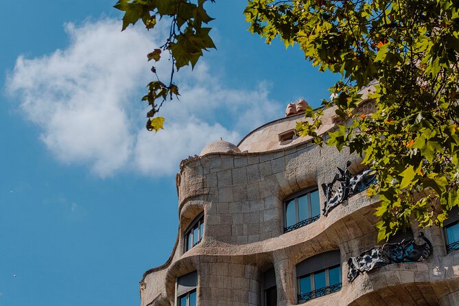 Photo Walking Tour Sagrada Familia and Gaudí in Barcelona - Casa Mila (La Pedrera): photographing the details for better scenes
