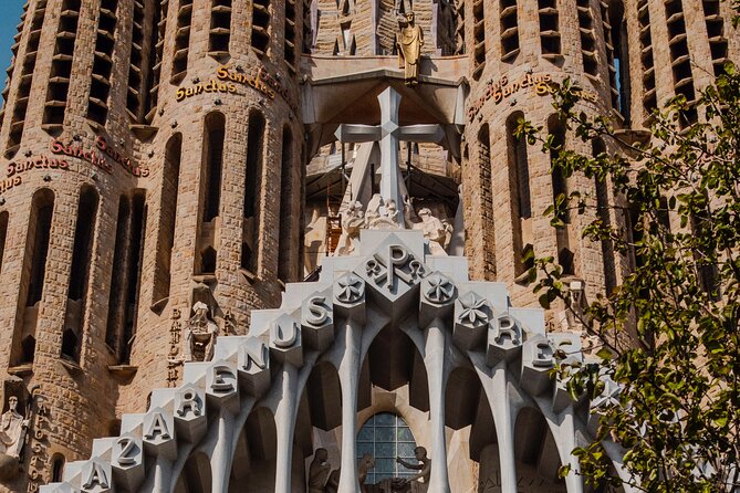 Photo Walking Tour Sagrada Familia and Gaudí in Barcelona - The Farola Avinguda Gaudí finish: a modernist streetlamp shot to end on purpose