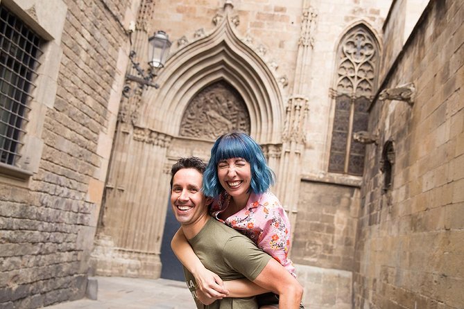 Photoshoot tour in Barcelona Secret Corners - Pont del Bisbe and Plaça dIsidre Nonell: Fast Instagram-Ready Stops