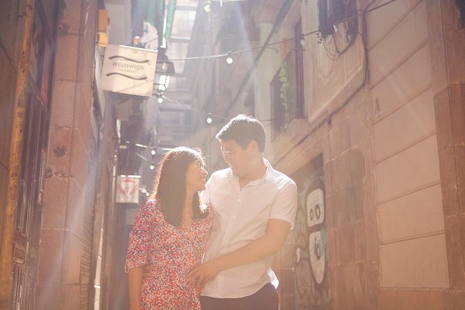 Photoshoot tour in Barcelona Secret Corners - Barri Gòtic: Gothic Quarter Streets for Dramatic, Old-Barcelona Photos