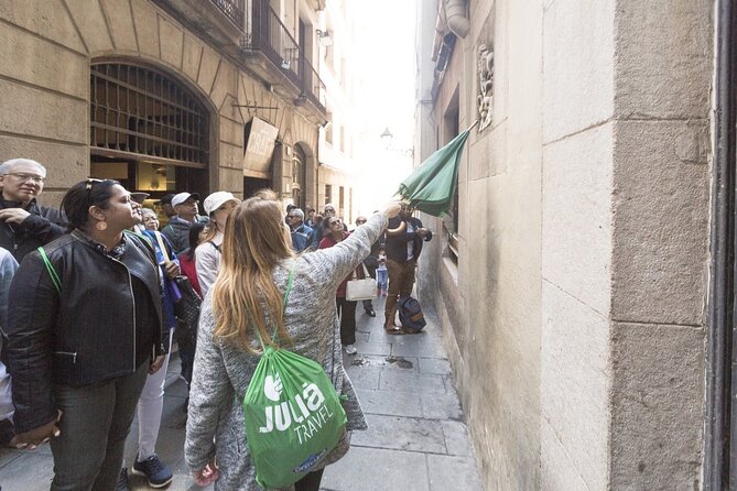 Picasso Museum Guided Tour in Barcelona - Inside the Museu Picasso: how the guide connects the dots