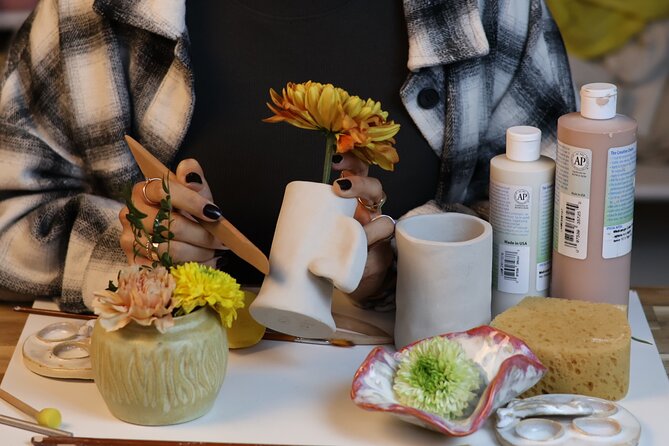 Pottery Workshop and Wine – Barcelona - Entering the Tiwona Ceramics Studio in Ciutat Vella