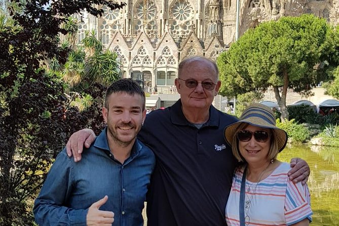 Private 2 Hours Sightseeing Tour in Barcelona - La Barceloneta by the sea: photos, salt air, and a breather