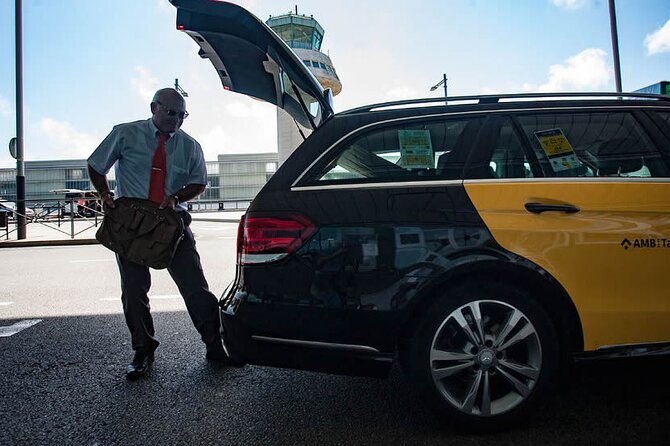 Private Arrival Transfer from El Prat Airport to Central Barcelona - The meet-and-greet system: name placard, arrivals lounge, and real-world timing