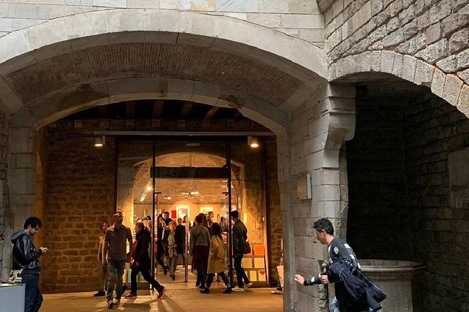 Private Barcelona Art and Tapas Walking Tour with Picasso Museum - The guide factor: personality and local context matter