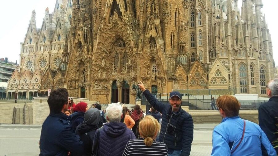 Private Barcelona Modernism and Gaudí Walking Tour - Other Modernisme voices you’ll hear besides Gaudí