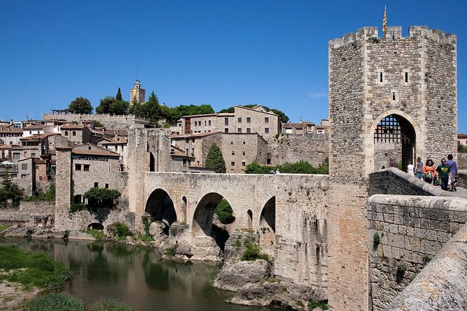 Private Besalú & 3 Medieval Towns Tour with Hotel PickUp from Barcelona - Castellfollit de la Roca: that cliff-top village moment