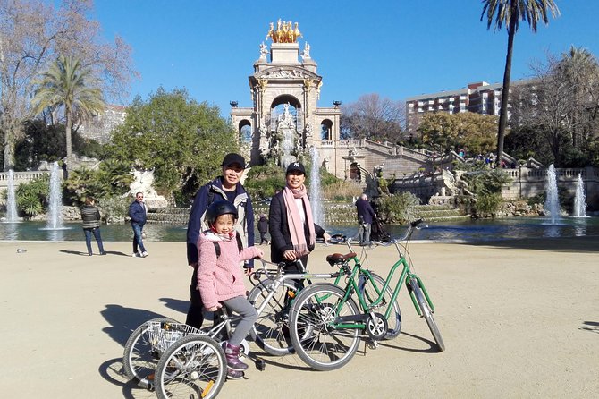 Private Bike tour for families - Arco di Trionfo and Parc de la Ciutadella: big sights without big strain